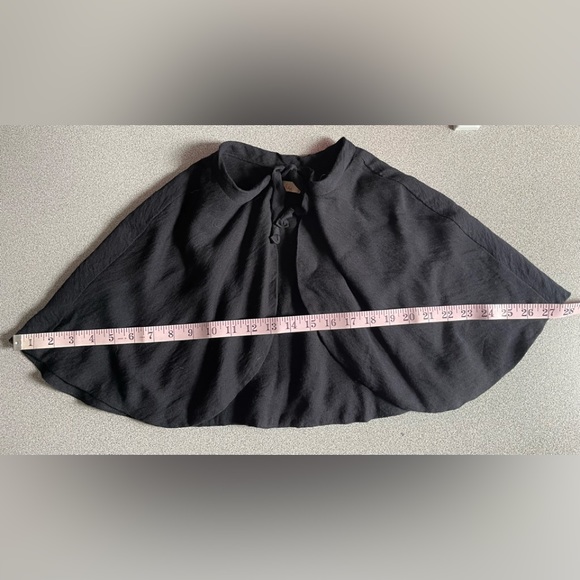 Lorelei Black Shoulder Cape - Picture 6 of 8